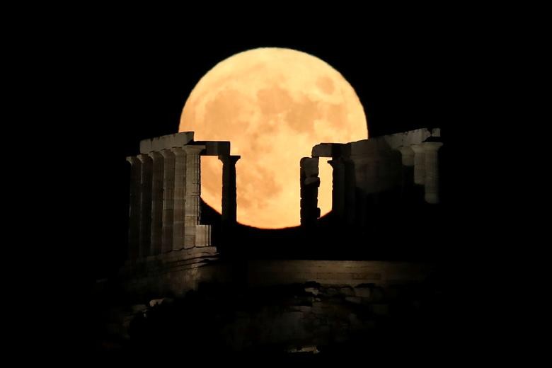 A full moon rises behind the Temple of Poseidon in Cape Sounion, near Athens, Greece, August 3, 2020. REUTERS/Costas Baltas